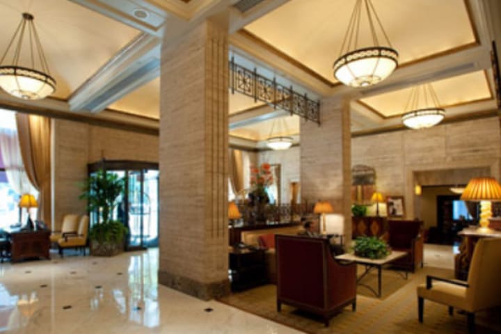 Lobby del hotel Loews Regency