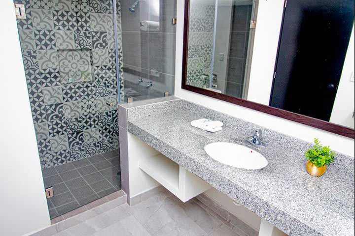 Baño de huéspedes