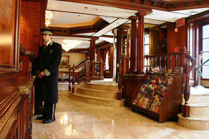 El elegante lobby estilo francés del hotel Excelsior