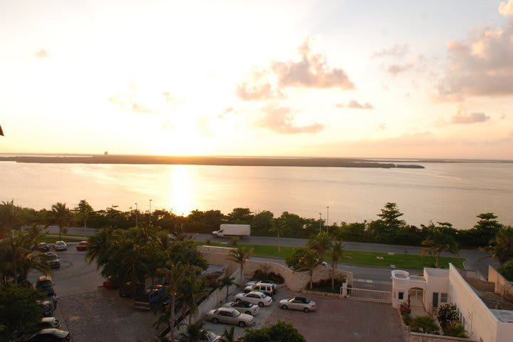 Desde el hotel se puede ver la puesta del sol del lado de la laguna Nichupté