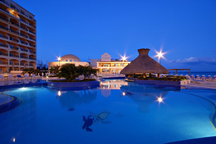 The pool offers panoramic views of the ocean