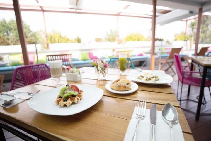 En la terraza se puede empezar el día con el desayuno