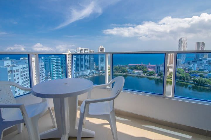 Los apartamentos tienen balcón y vista al lago