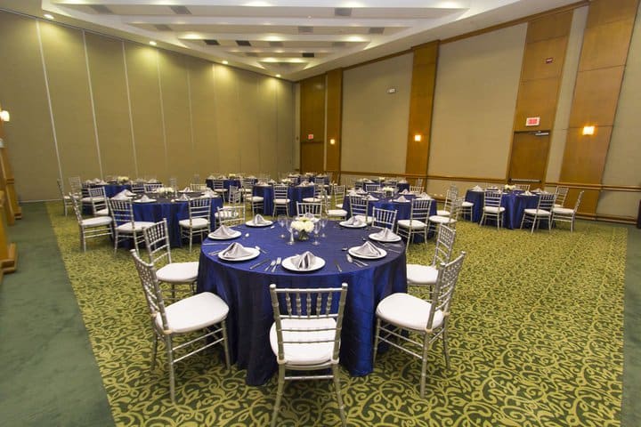 Los salones de eventos están disponibles para banquetes