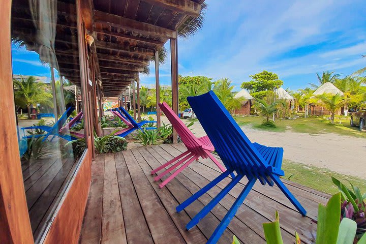 Vista al jardín de una mini cabaña