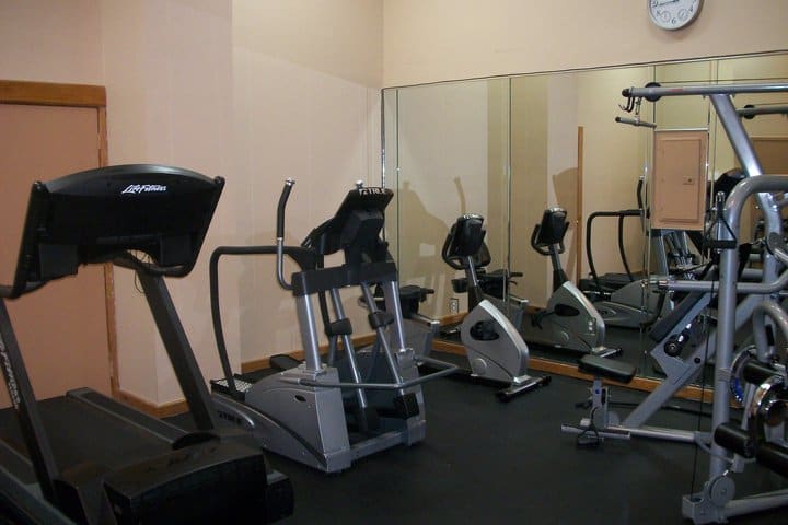 Gimnasio equipado con máquinas cardiovasculares