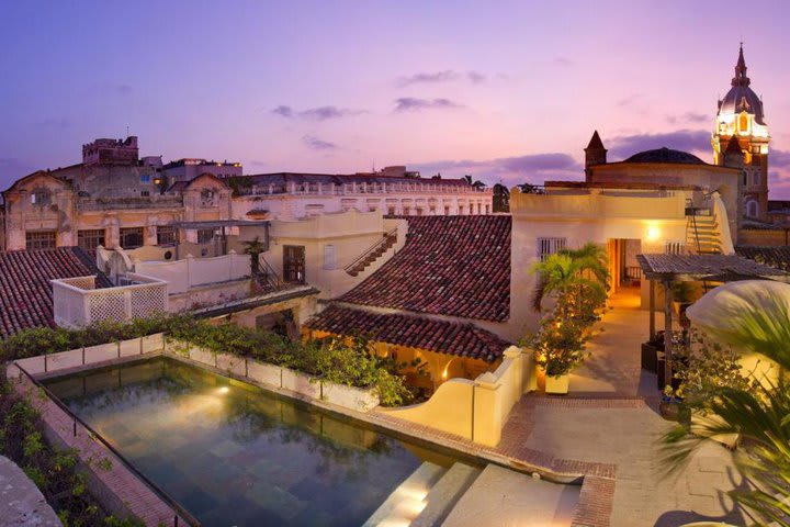 Vista nocturna de la terraza