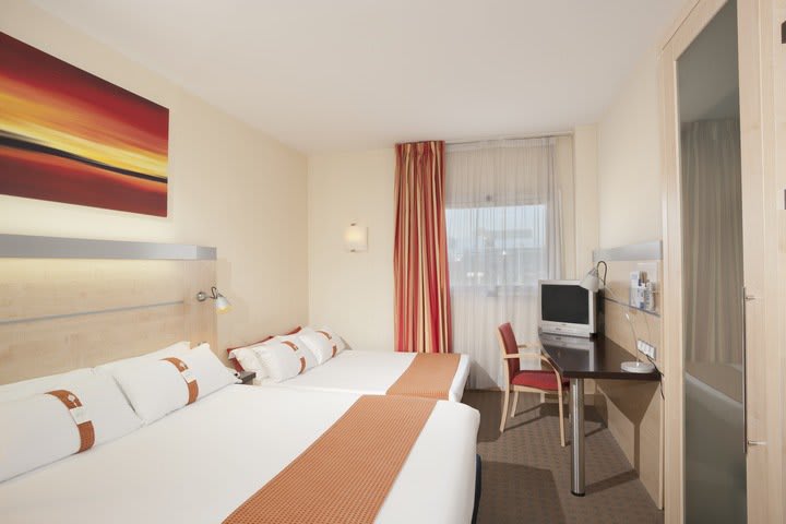 Family room with sofa bed at the Holiday Inn Express Madrid - Alcobendas