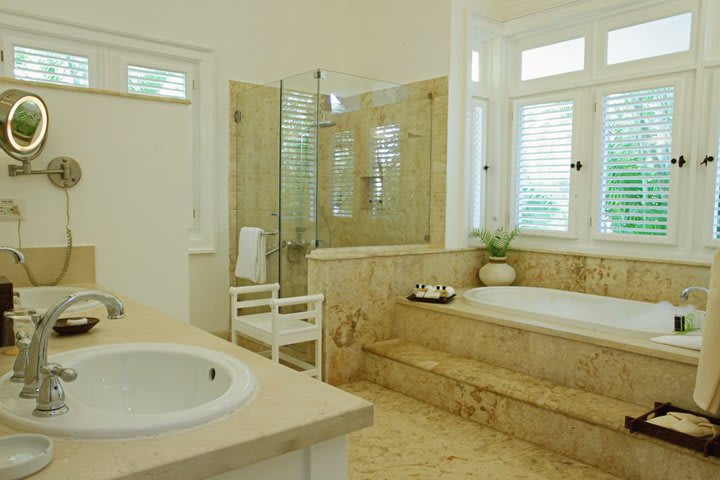 Large guest bathroom with shower and tub