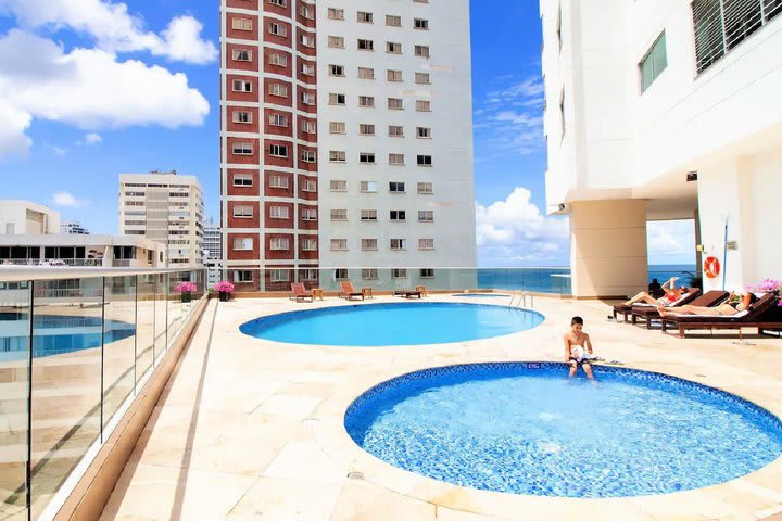 Hay piscina para niños