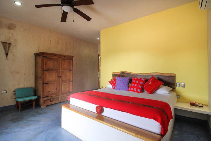 Room with King Bed with Private Bathroom