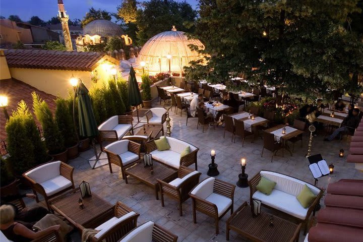 Terraza del restaurante Matbah del Ottoman Hotel Imperial