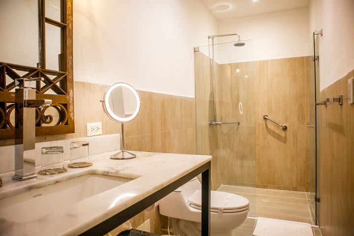 Private bathroom of a junior suite with 2 king size beds