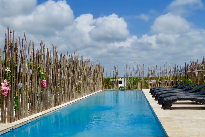 Área de descanso junto a la piscina