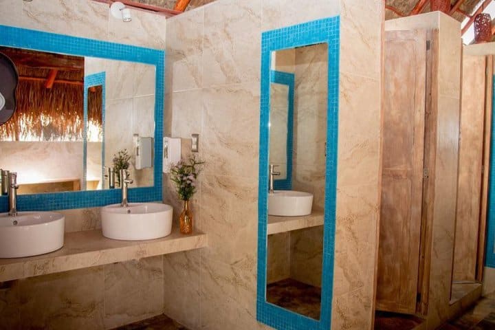 Baño de huéspedes