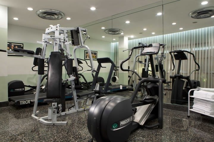 Ejercítate en el gimnasio del Richmond, hotel en Miami Beach