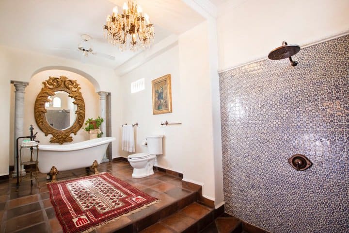 Baño de una habitación superior de lujo