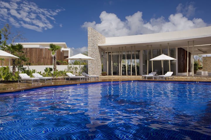 At the Rosewood Mayakoba's Spa there is a heated pool, an aromatherapy area, and a fitness center