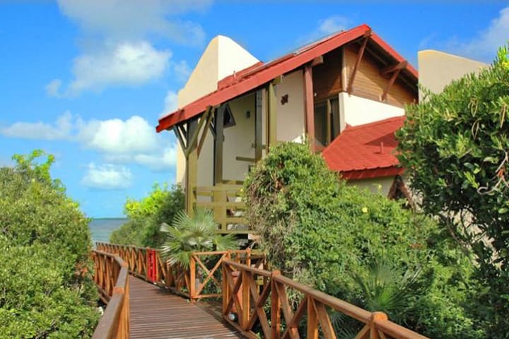 The Villa Las Brujas hotel is located on Cayo Las Brujas