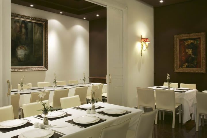 There is a restaurant serving Mediterranean cuisine at the Rafaelhoteles Atocha, hotel in Madrid