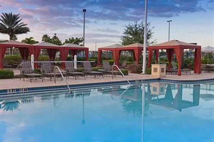 El hotel Hilton Garden Inn Orlando International tiene solárium con camastros