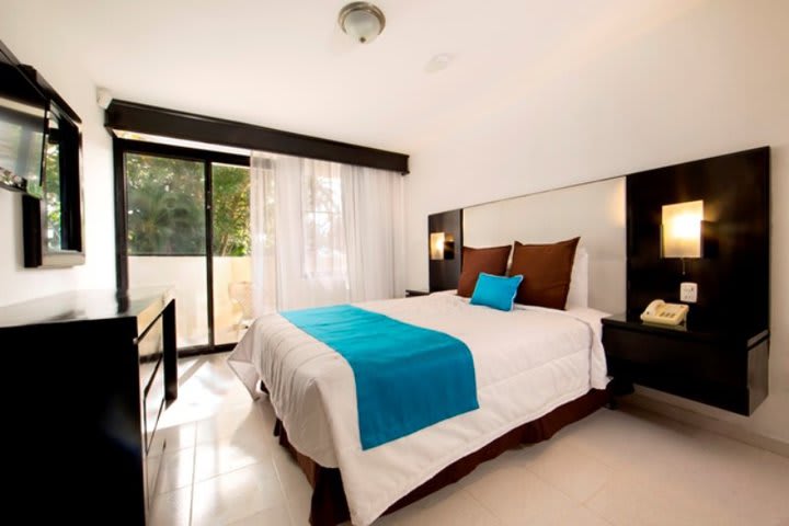 The 692 guest rooms and bungalows are fitted with a balcony or a terrace