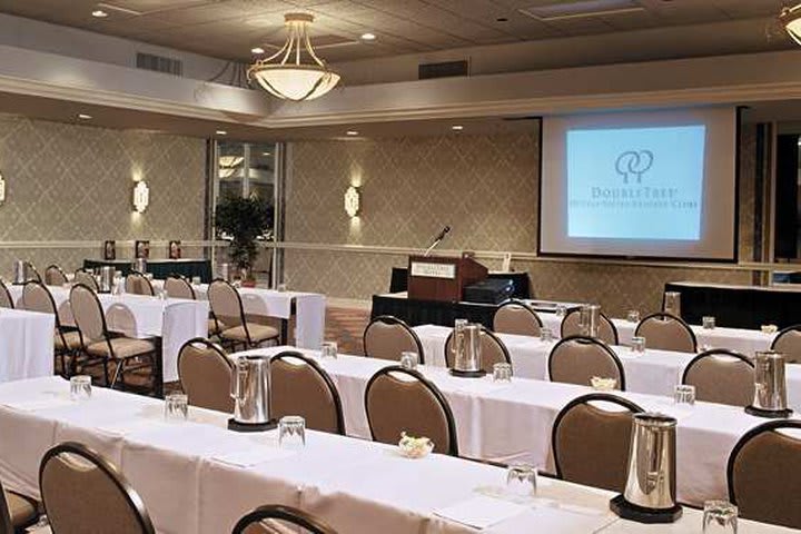 DoubleTree by Hilton San Antonio Airport offers several meeting rooms