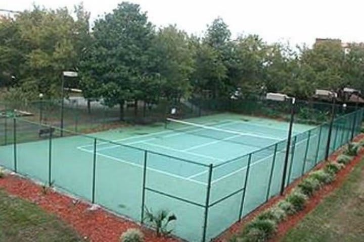 Hay canchas de tenis en la propiedad