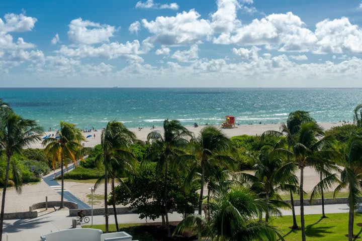 El hotel está cruzando la calle de la playa de South Beach