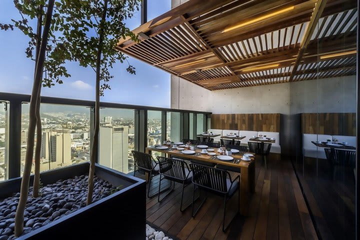 El restaurante tiene una terraza con vista panorámica