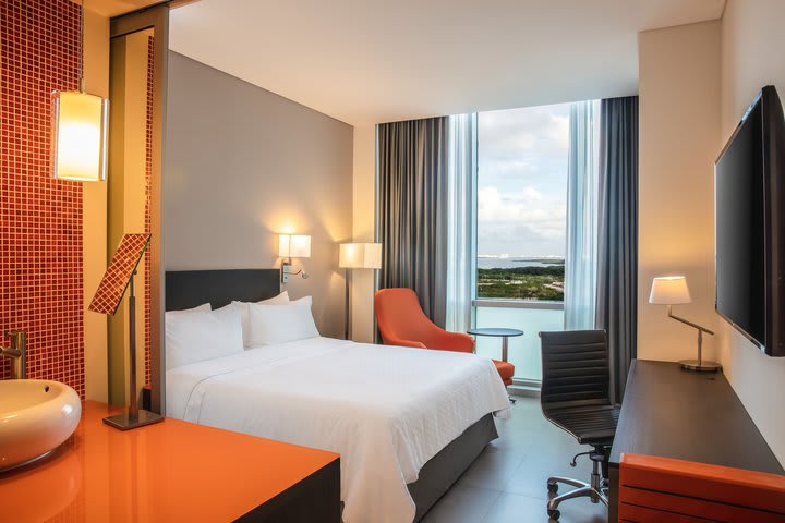 Guest rooms overlook the Nichupté Lagoon or the city