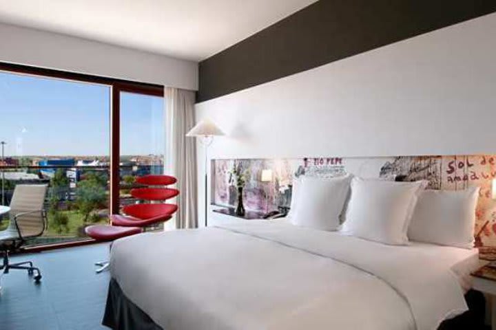 Las habitaciones del Hilton Madrid Airport tienen ventanas de piso a techo