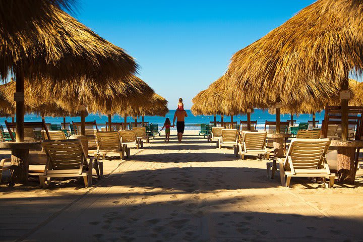 El hotel se encuentra frente a la playa