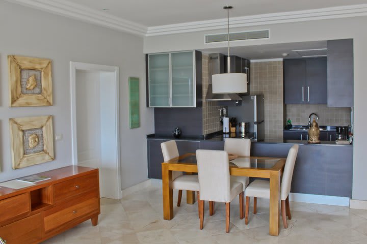 Deluxe room with dining area and kitchen