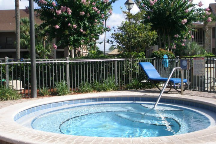 Jacuzzi en el solárium del Polynesian Isles, hotel familiar en Kissimmee