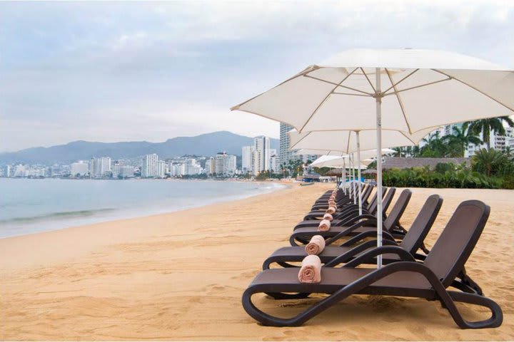 Camastros en la playa del Grand Hotel Acapulco