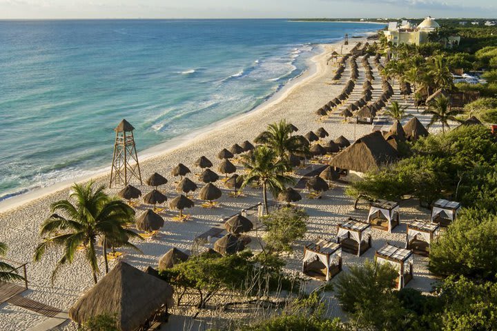 Vista panorámica de la playa del complejo