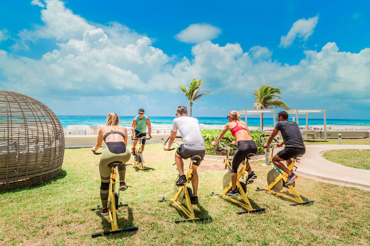 Ejercicio al aire libre con vista al mar