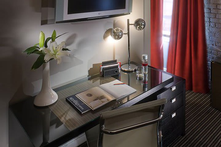 Guest rooms with 32-inch LCD flat screen TVs at Hotel Union Square