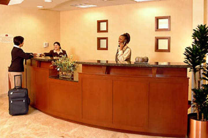 Recepción del hotel Residence Inn Toronto Airport