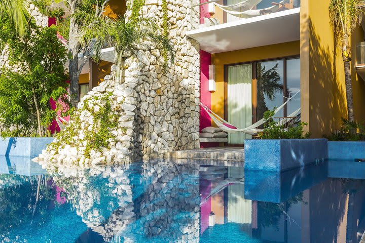 Swim-up guest room oceanfront