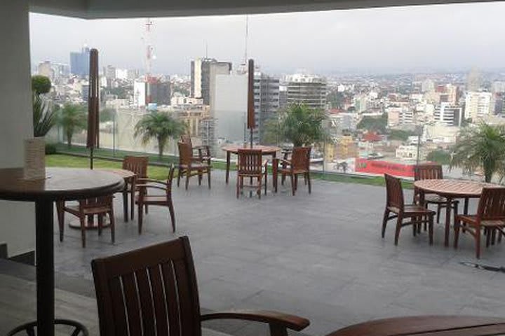 Mesas del bar en la terraza