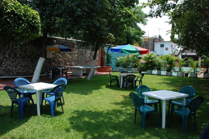 Mesas en las áreas verdes del Quinta Paraíso, hotel cerca de Cuernavaca