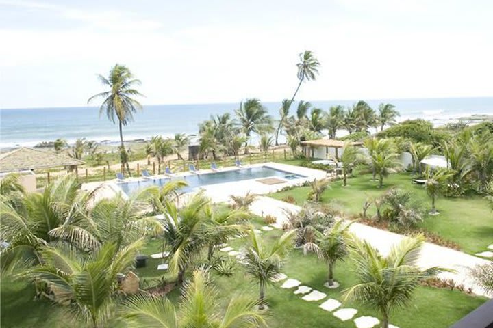 The Villa da Praia hotel is located in front of Itapua Beach