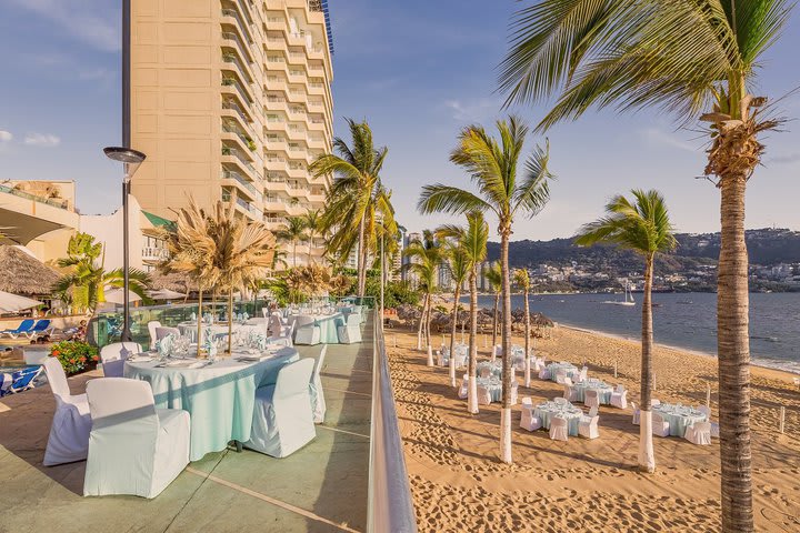 Montaje de evento en la playa y terraza