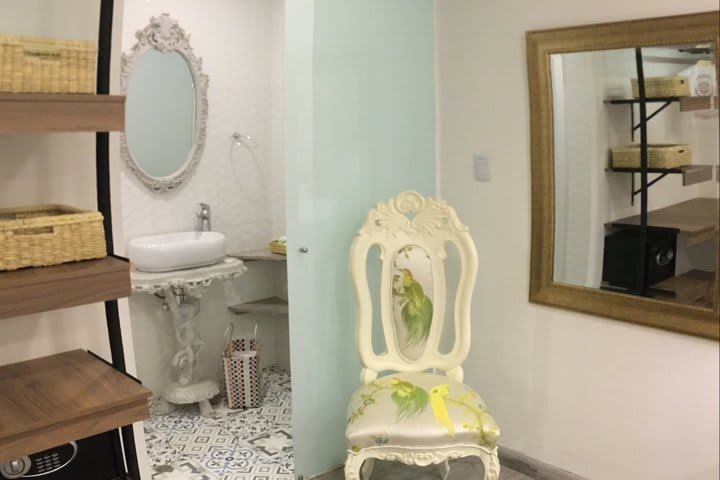 Baño de huéspedes