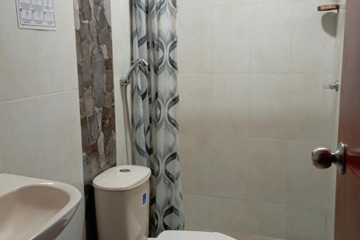 Baño de huéspedes