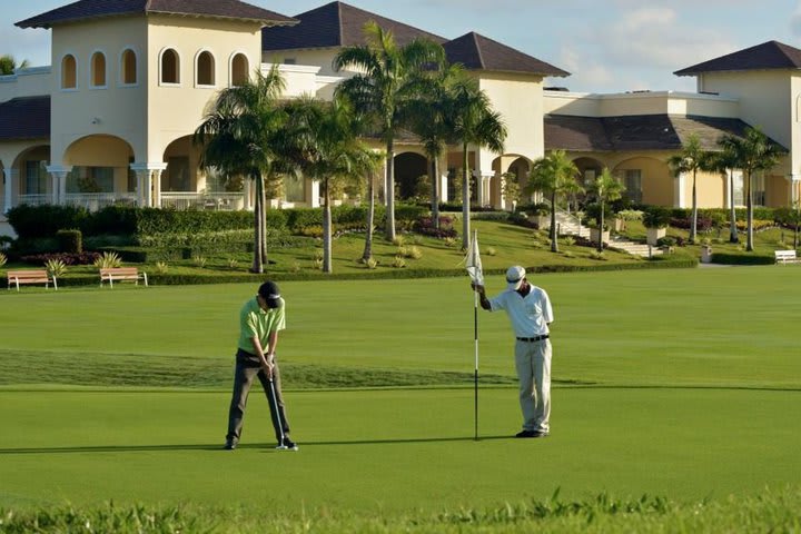 Campo de golf de 18 hoyos diseñado por Pete Dye