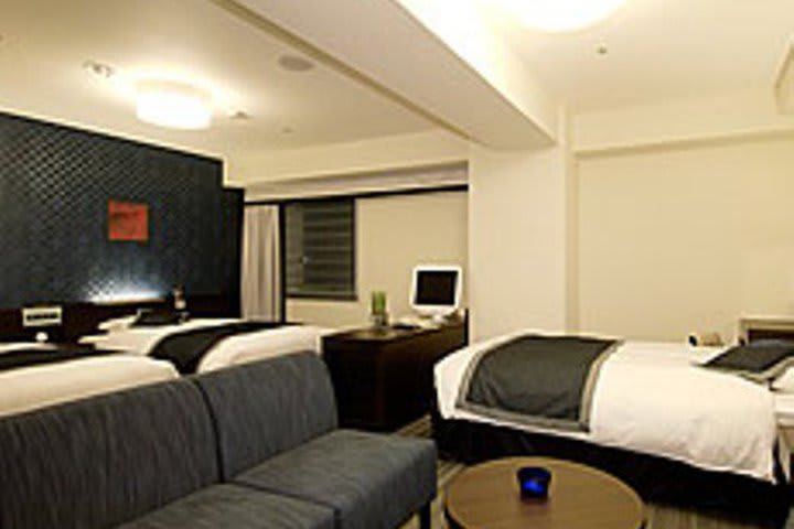 Las habitaciones del BlueWave Inn Asakusa tienen televisión