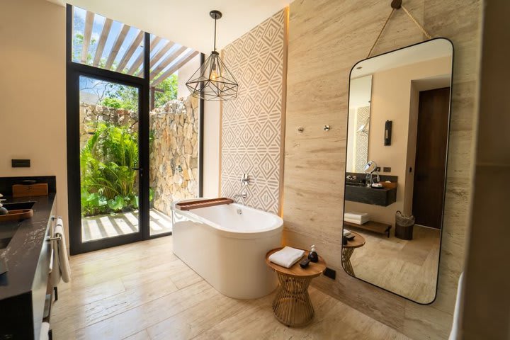 Bathroom, Itza suite